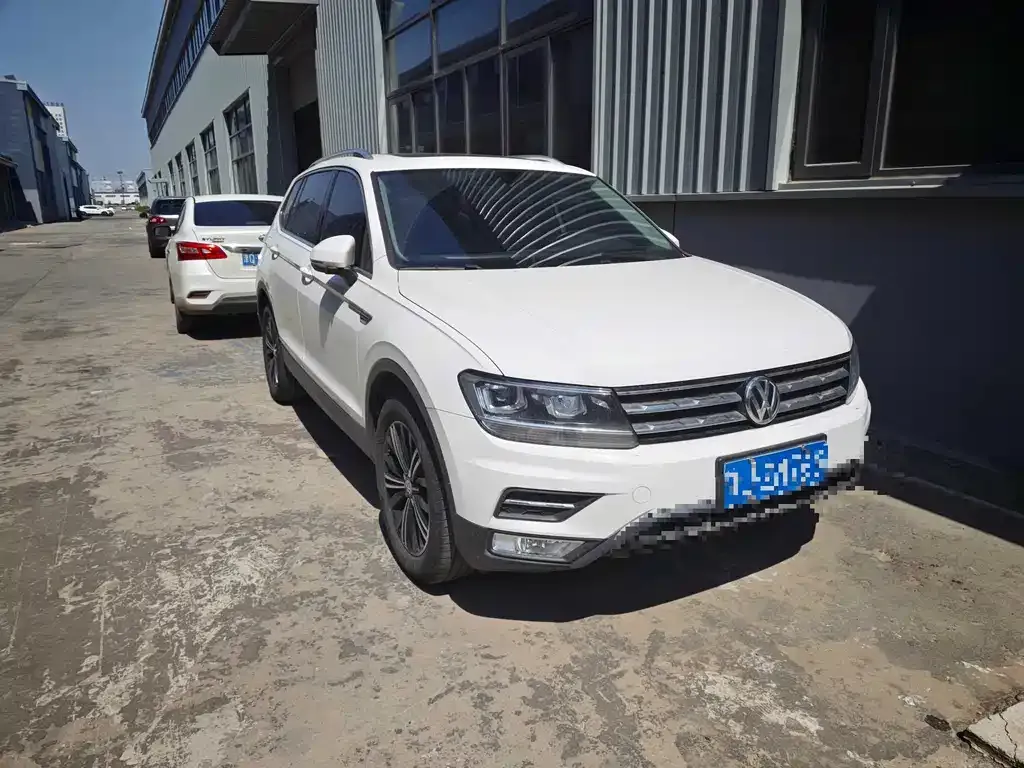 Volkswagen Tiguan L — фото 1