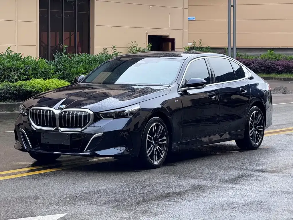 BMW 5 Series — фото 1