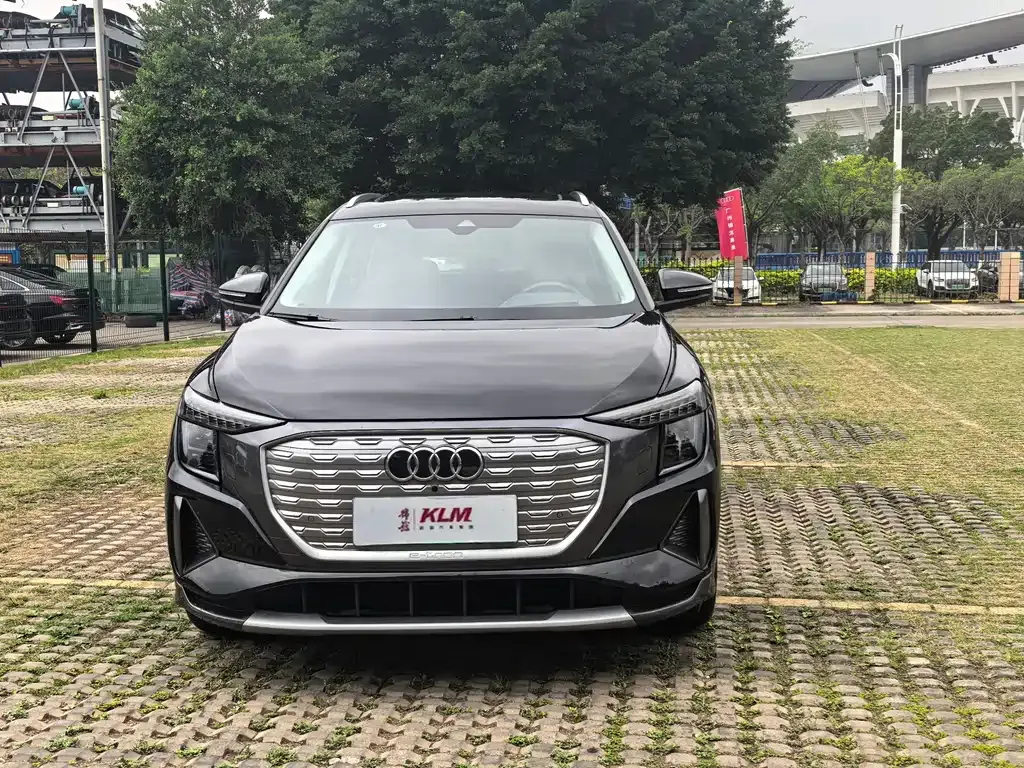 Audi Q5 e-tron — фото 1