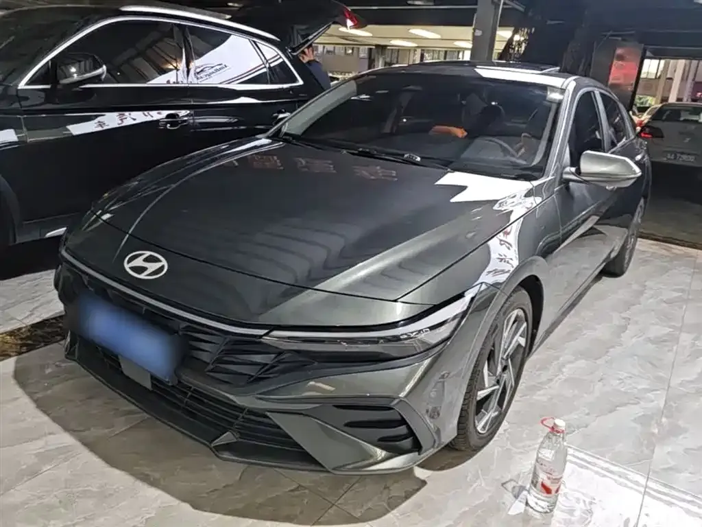 Hyundai Elantra — фото 1