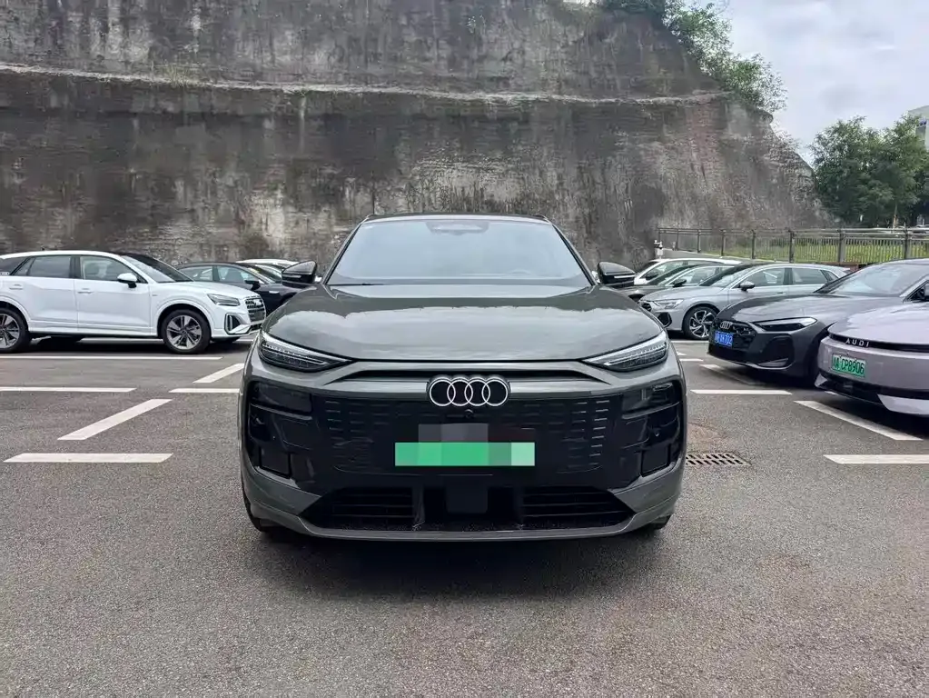 Audi Q6L e-tron — фото 1