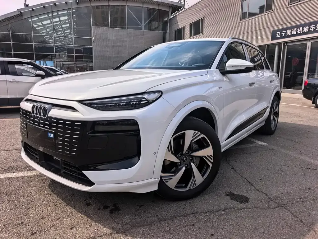 Audi Q6L e-tron — фото 1