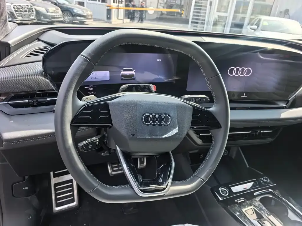 Audi Q6L e-tron — фото 2