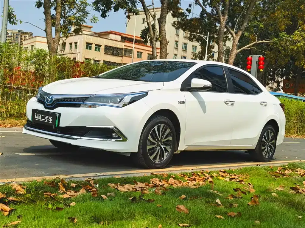 Toyota Corolla Hybrid — фото 1