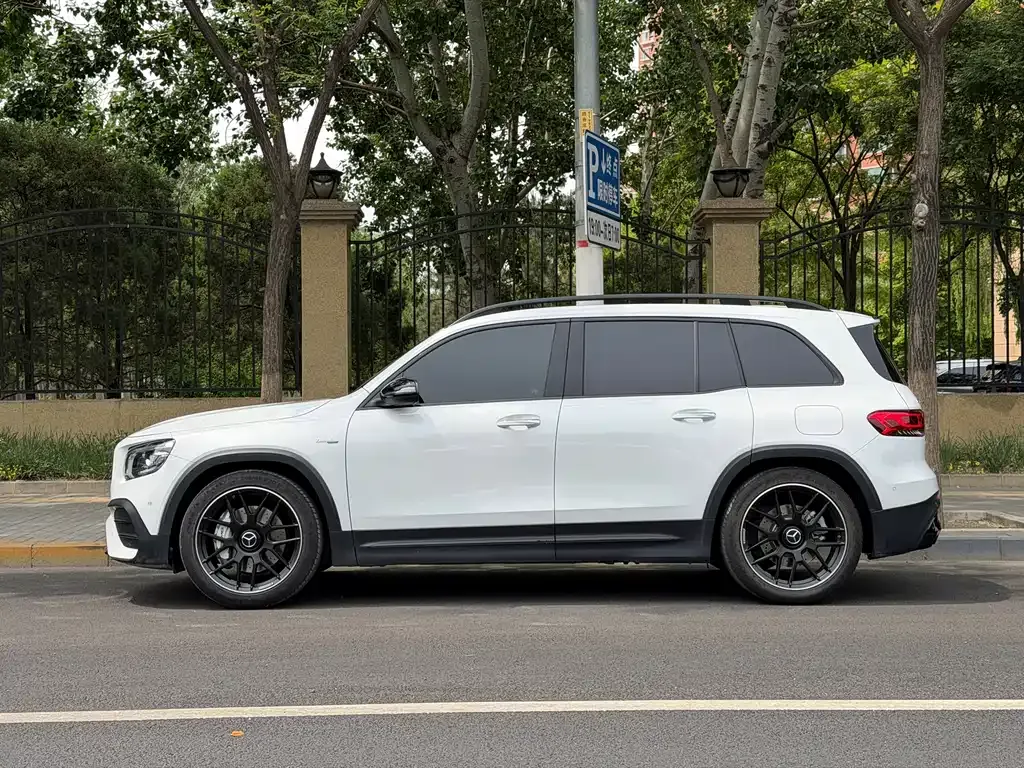 Mercedes-Benz GLB AMG — фото 9