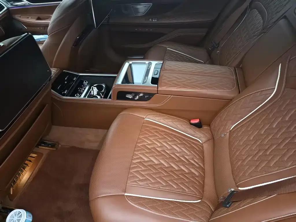 BMW 7 Series — фото 10
