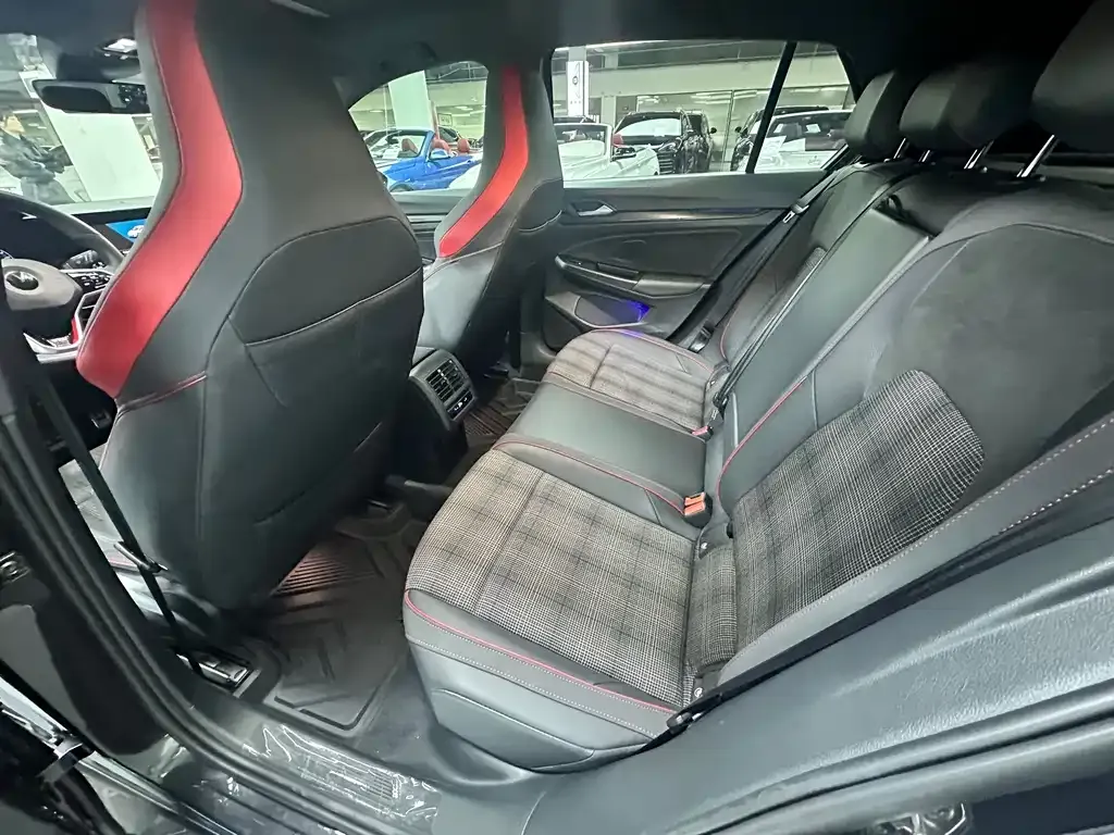 Volkswagen Golf GTI — фото 10
