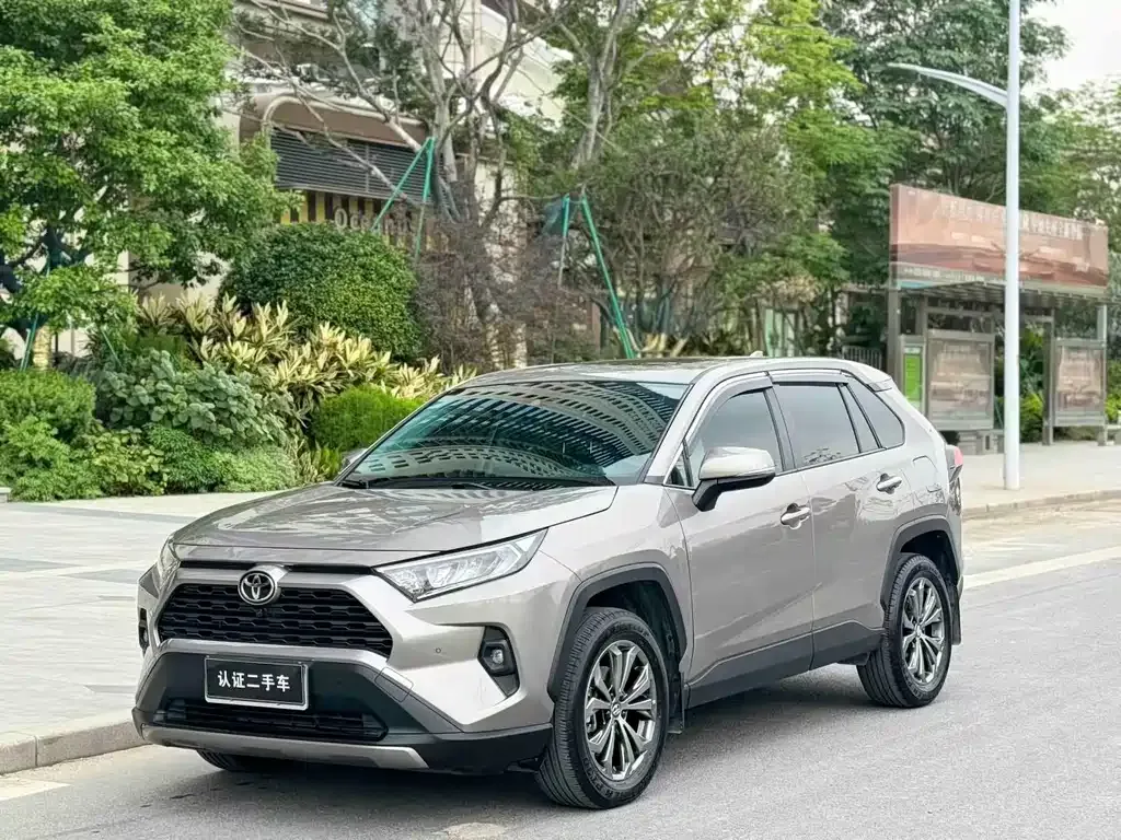 Toyota RAV4 — фото 1