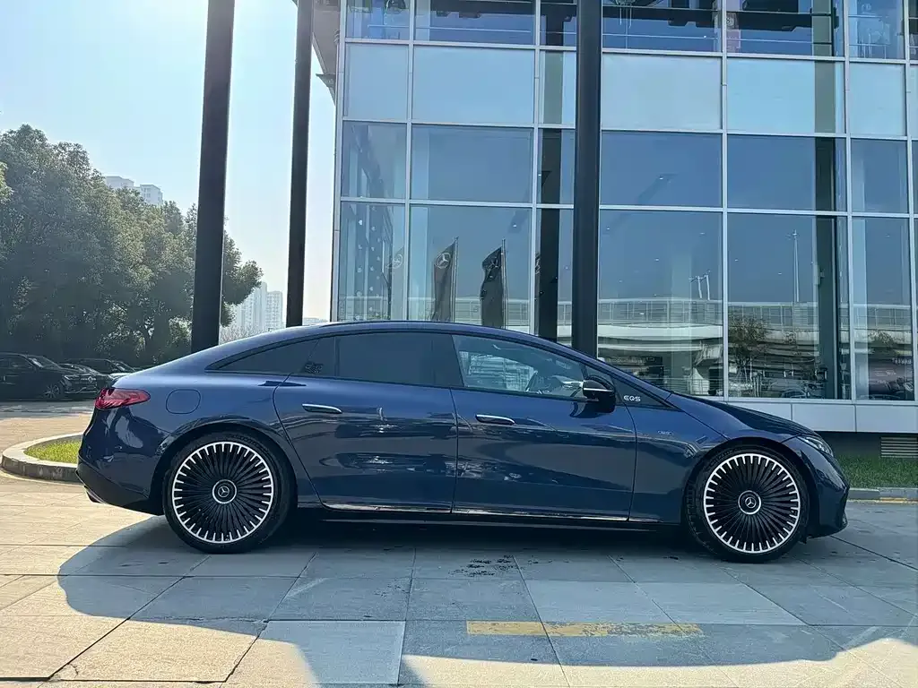 Mercedes-Benz EQS AMG — фото 7