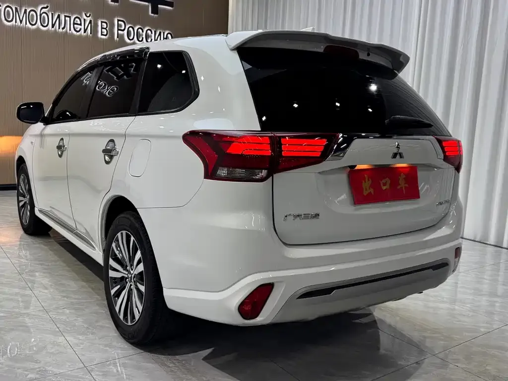 Mitsubishi Outlander — фото 10