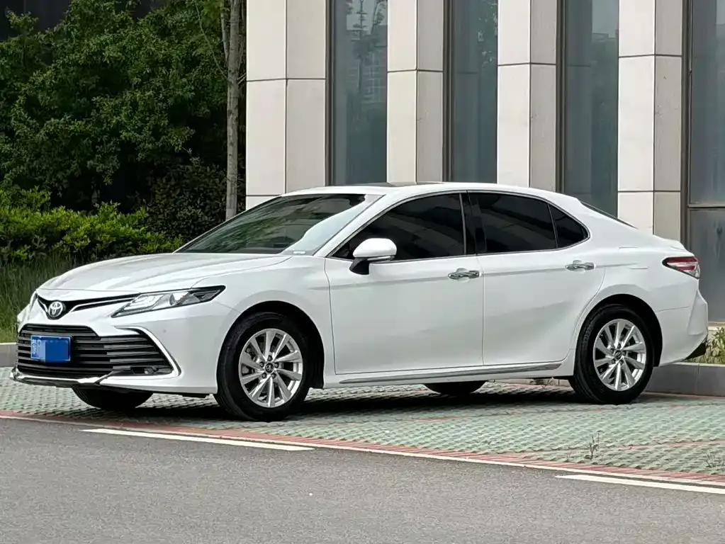 Toyota Camry — фото 1