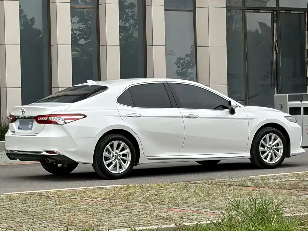 Toyota Camry — фото 2