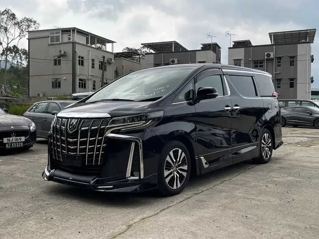 Toyota Alphard — фото 1