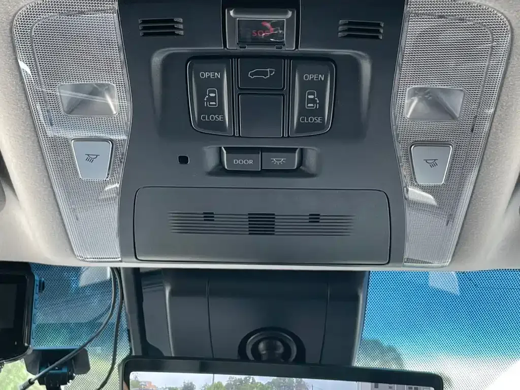 Toyota Alphard — фото 2