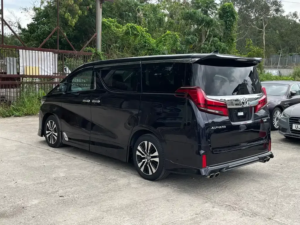Toyota Alphard — фото 9
