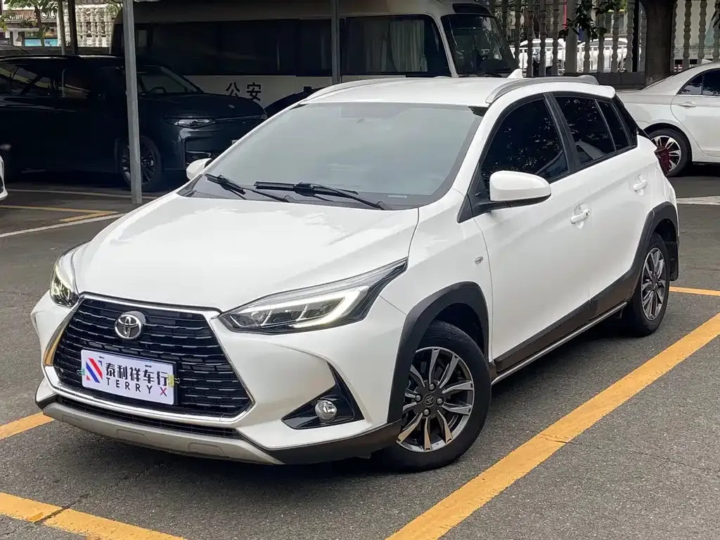 Toyota Yaris L — фото 1
