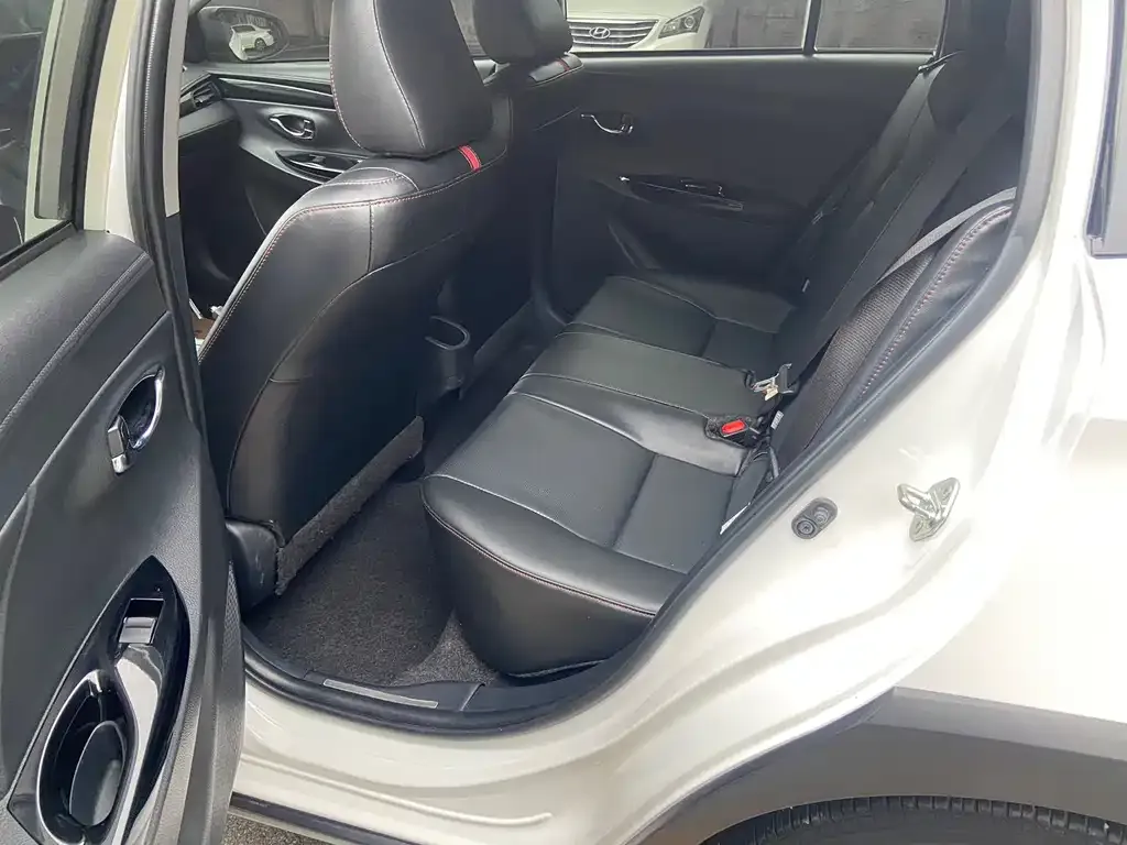 Toyota Yaris L — фото 5