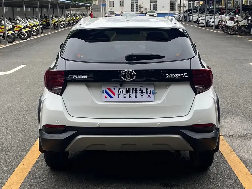 Toyota Yaris L — фото 2
