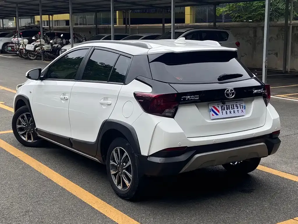 Toyota Yaris L — фото 4