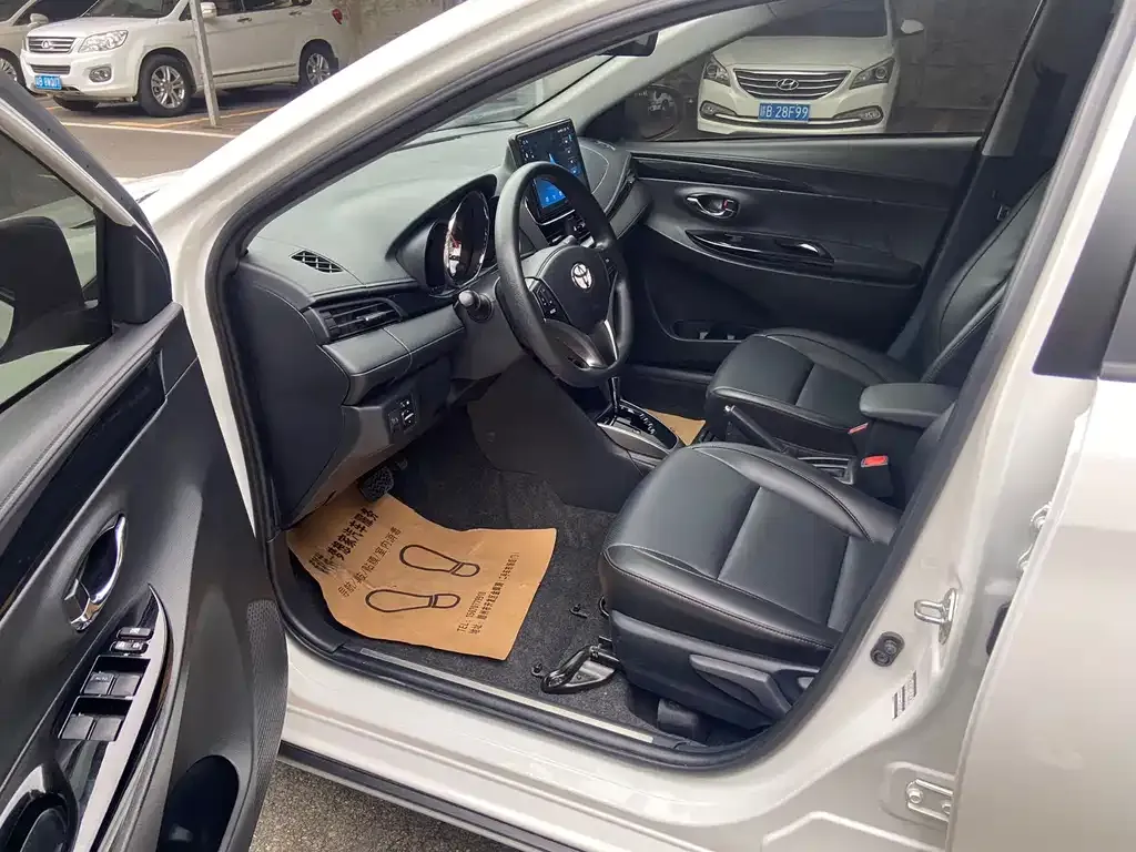 Toyota Yaris L — фото 3