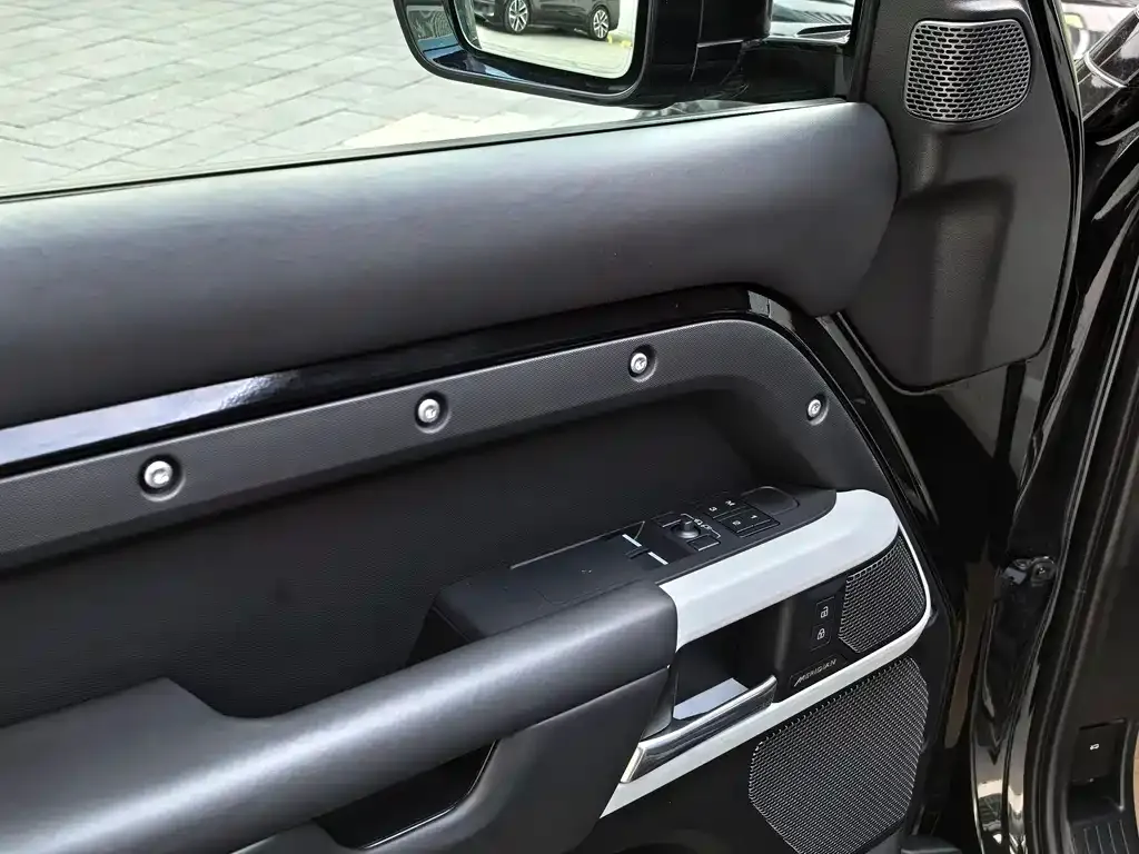 Land Rover Defender — фото 10