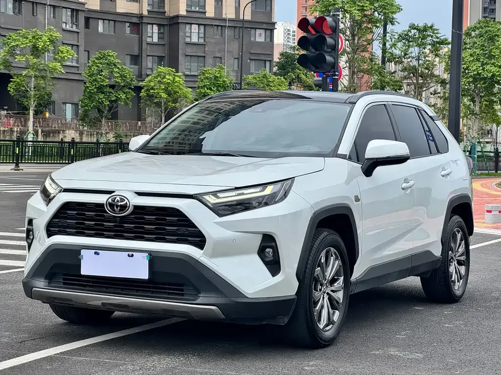 Toyota RAV4 — фото 1