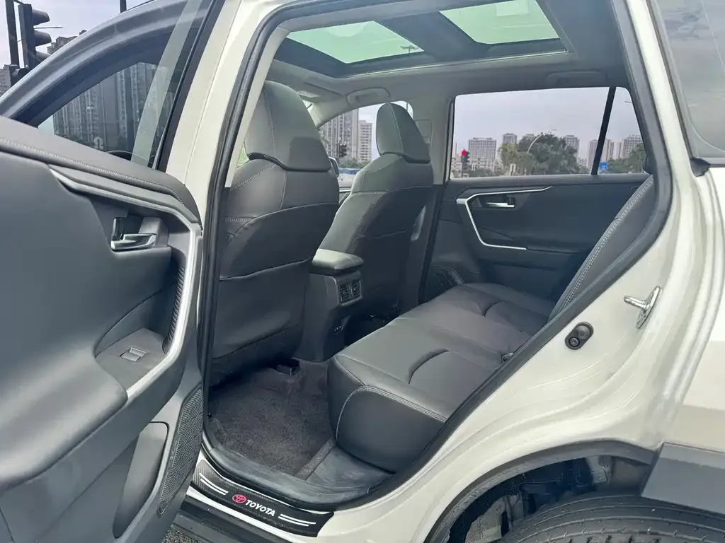 Toyota RAV4 — фото 3