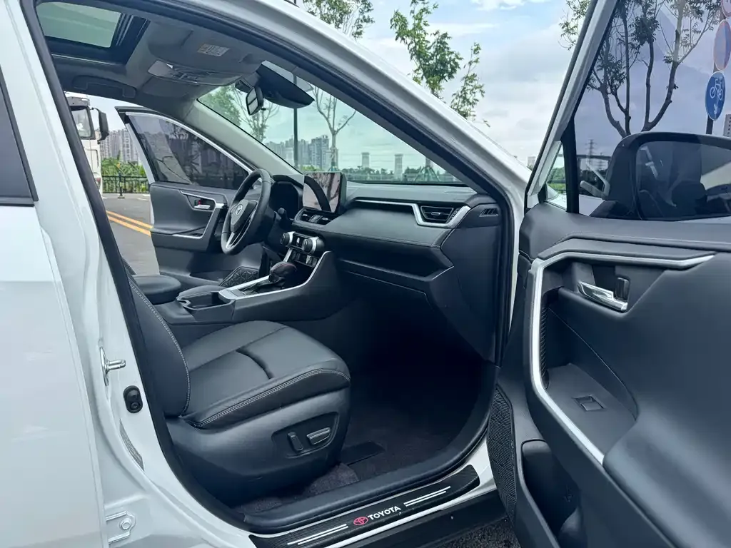 Toyota RAV4 — фото 4
