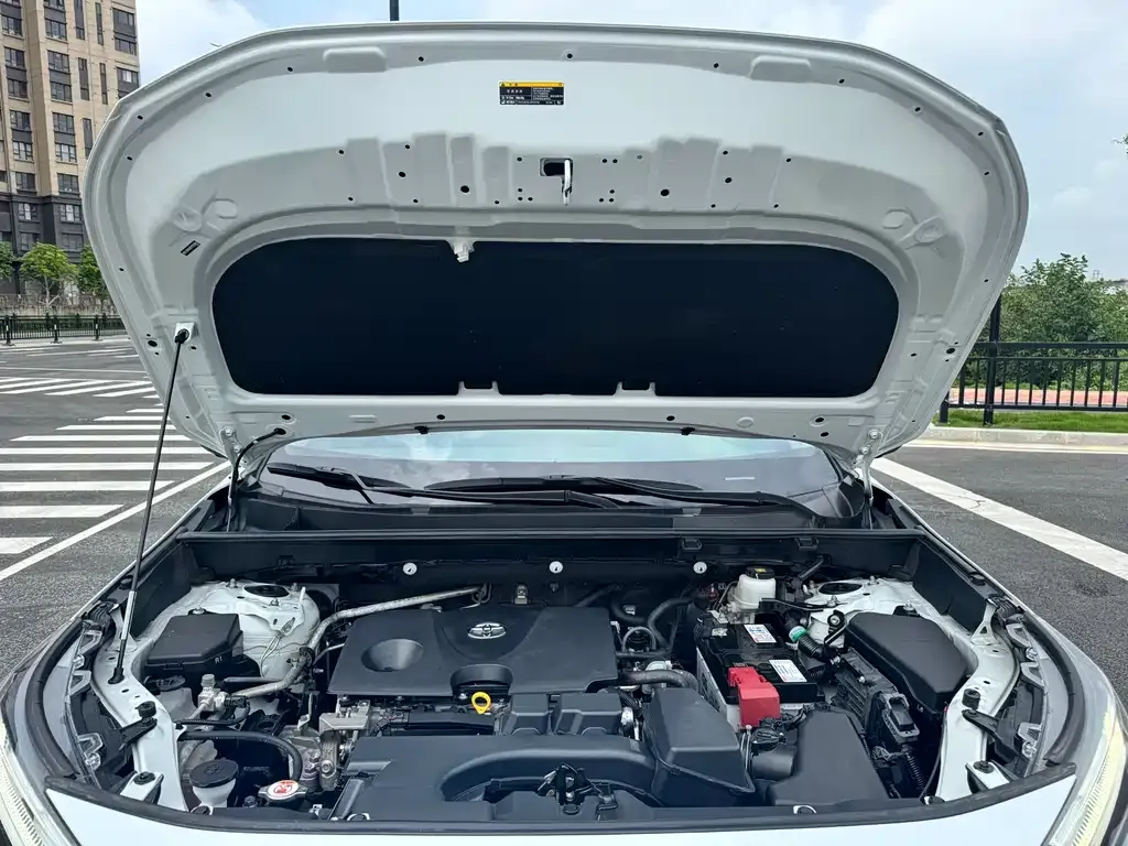 Toyota RAV4 — фото 6