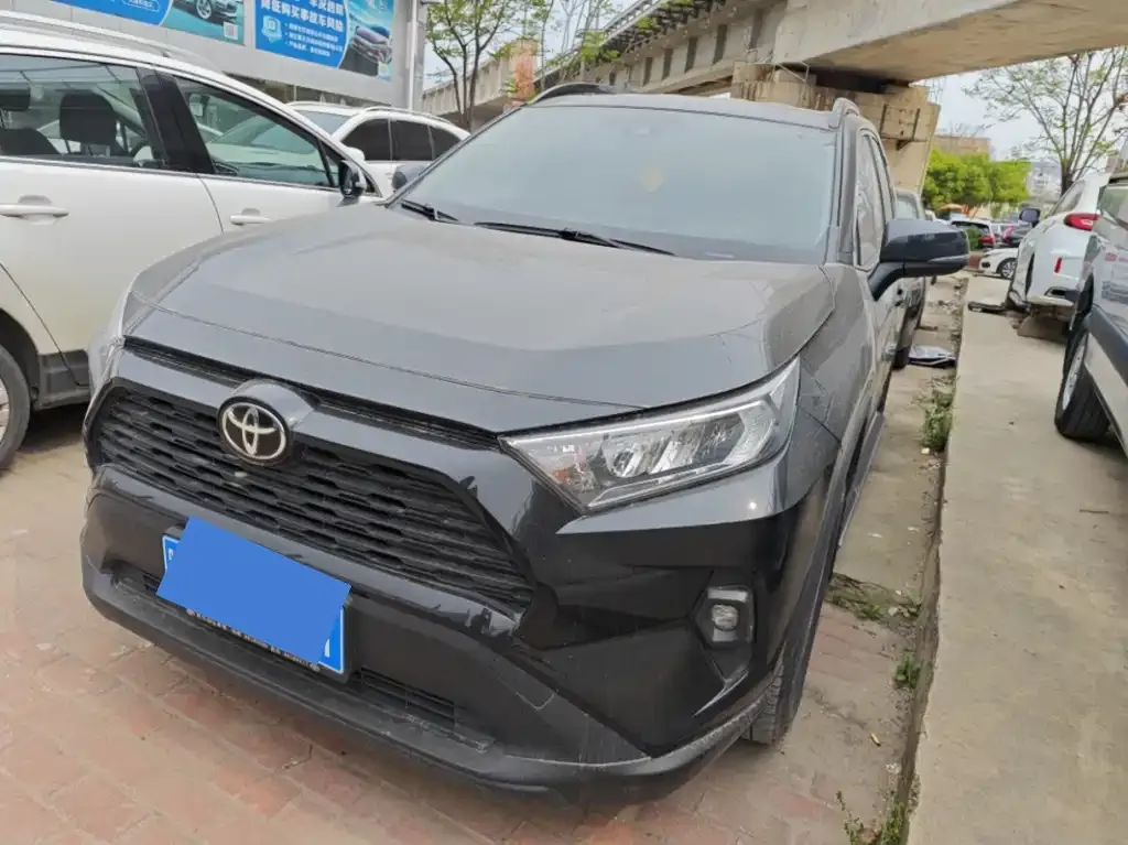 Toyota RAV4 — фото 1