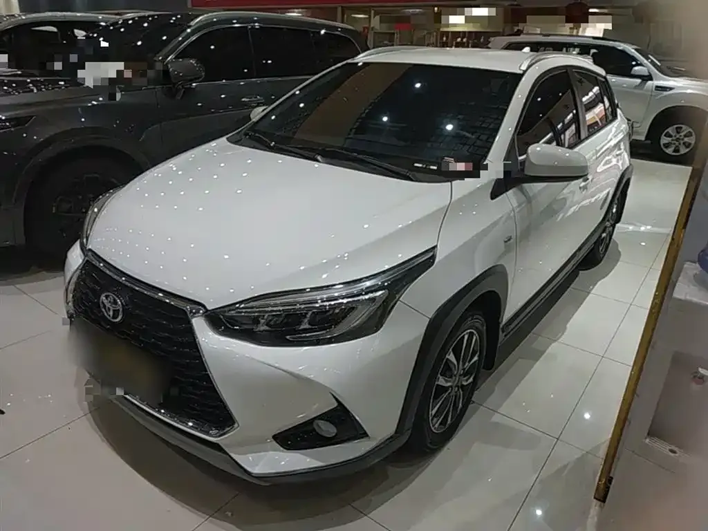 Toyota Yaris L — фото 1