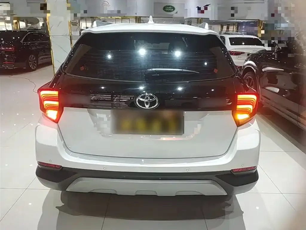 Toyota Yaris L — фото 5