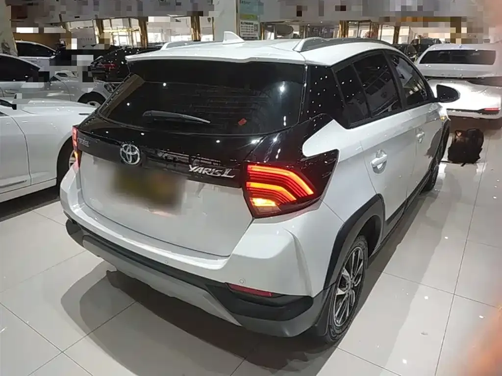 Toyota Yaris L — фото 10