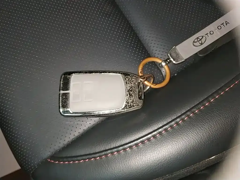 Toyota Yaris L — фото 4