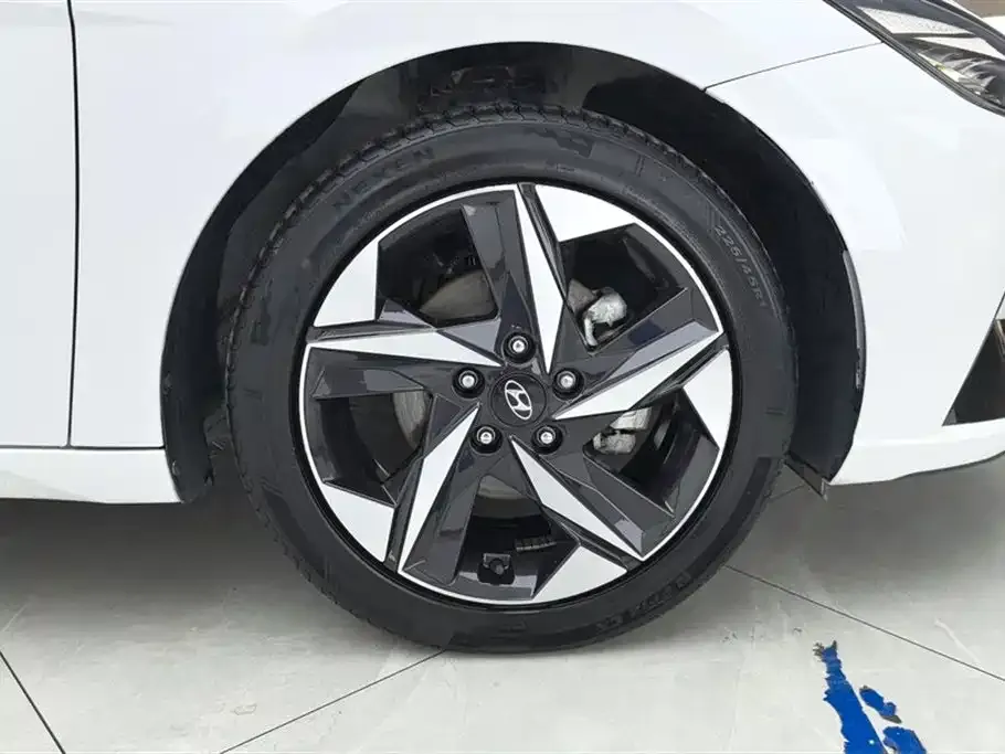 Hyundai Elantra — фото 4
