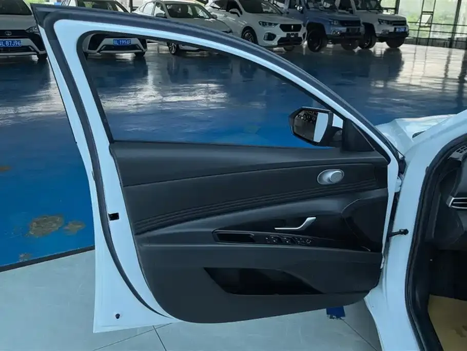 Hyundai Elantra — фото 9