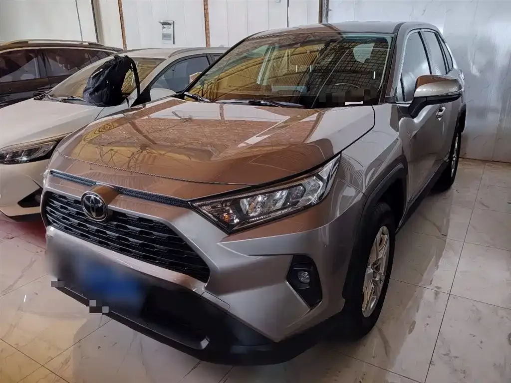 Toyota RAV4 — фото 1