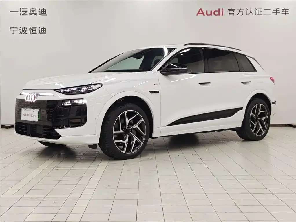 Audi Q6L e-tron — фото 1
