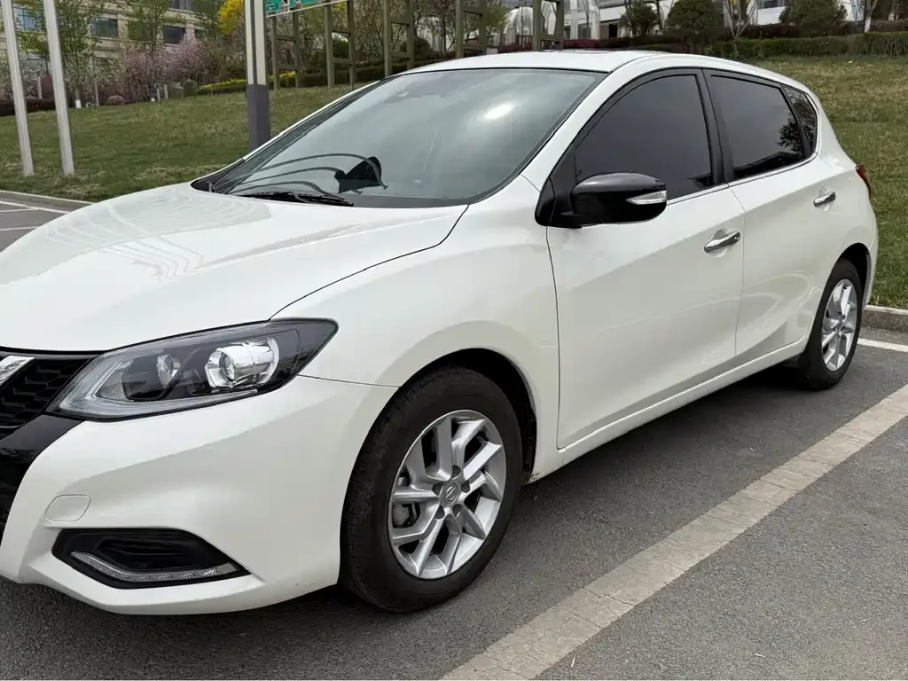 Nissan Tiida — фото 1