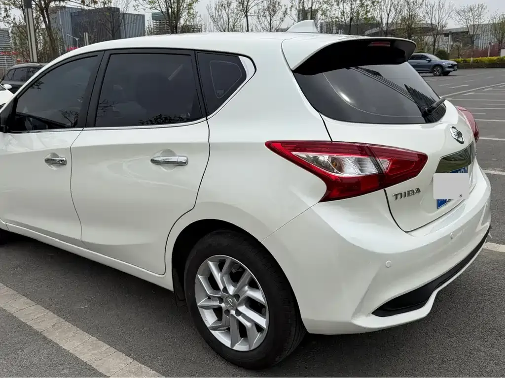 Nissan Tiida — фото 4