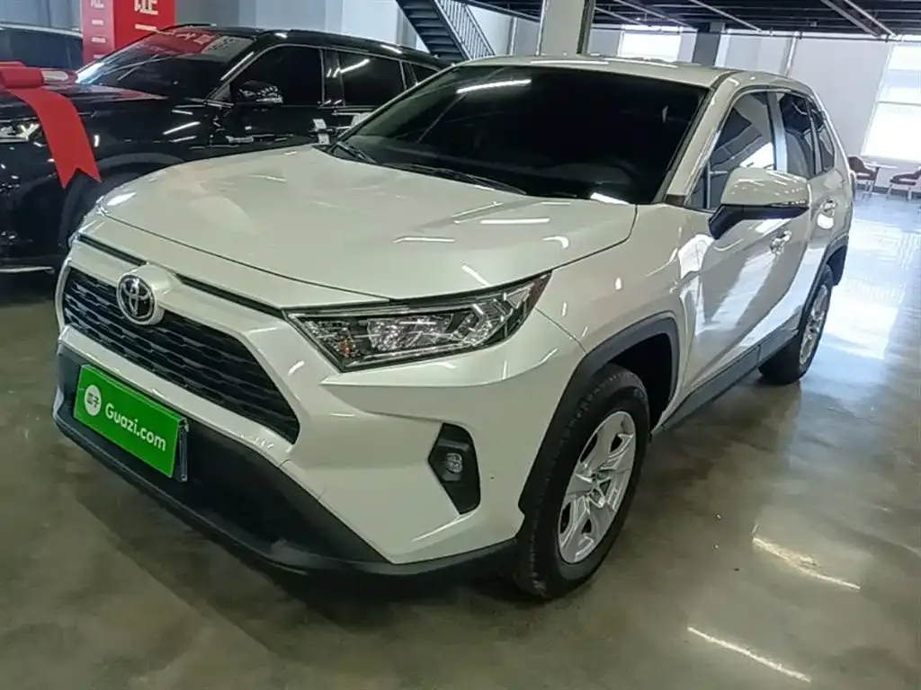 Toyota RAV4 — фото 1