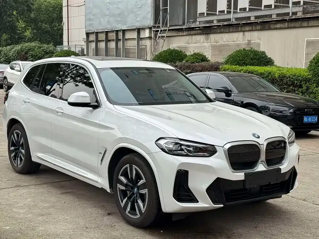 BMW iX3 — фото 10