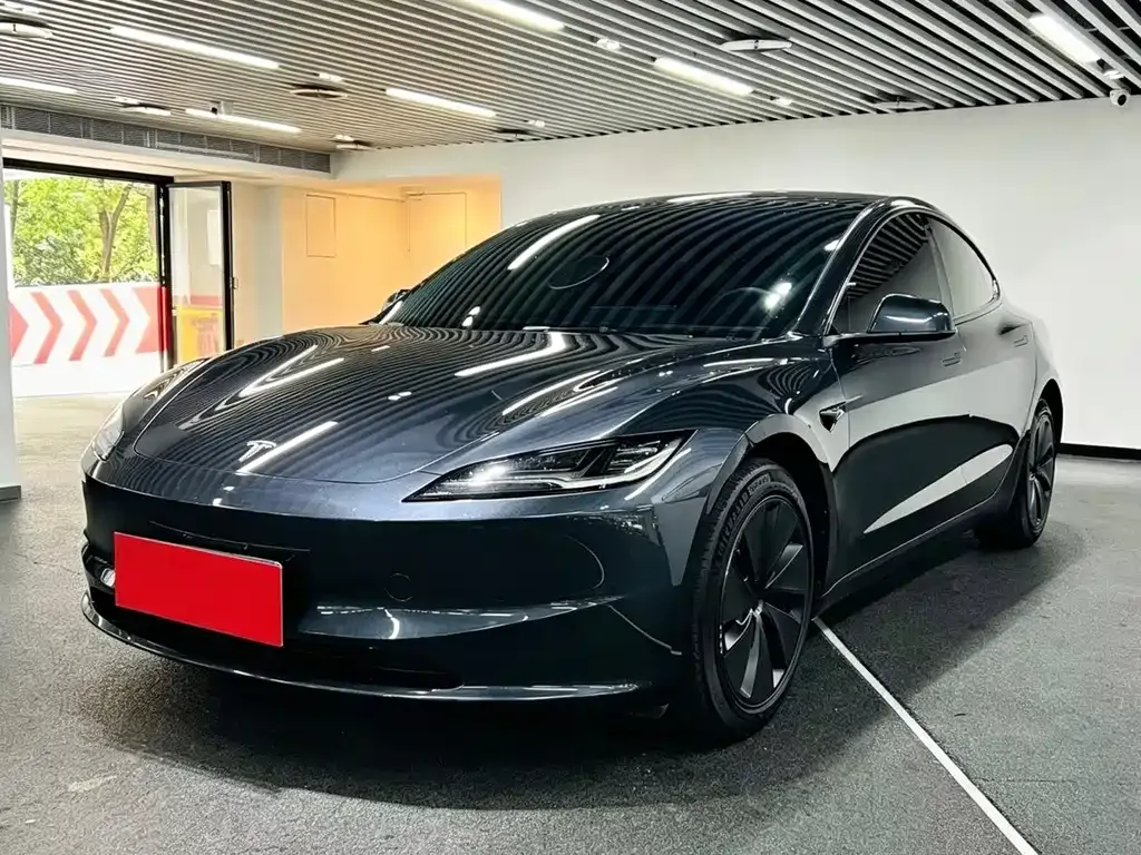 Tesla Model 3 — фото 1