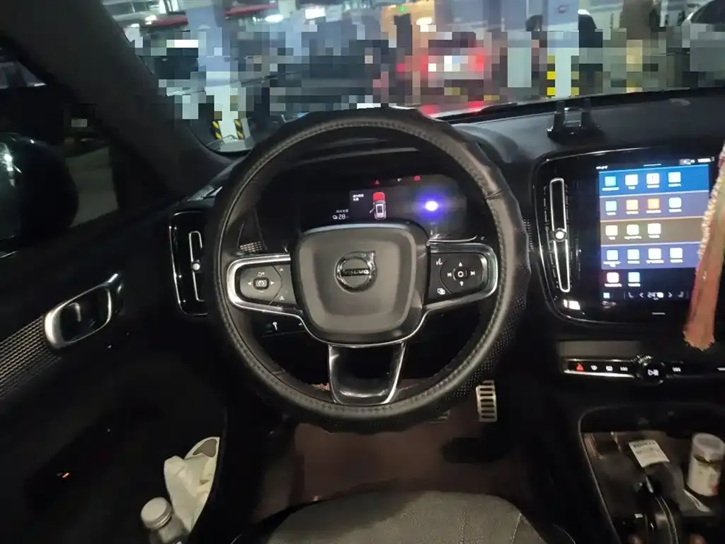 Volvo XC40 NEV — фото 9