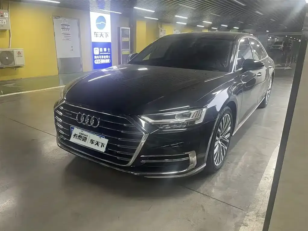Audi A8 — фото 1