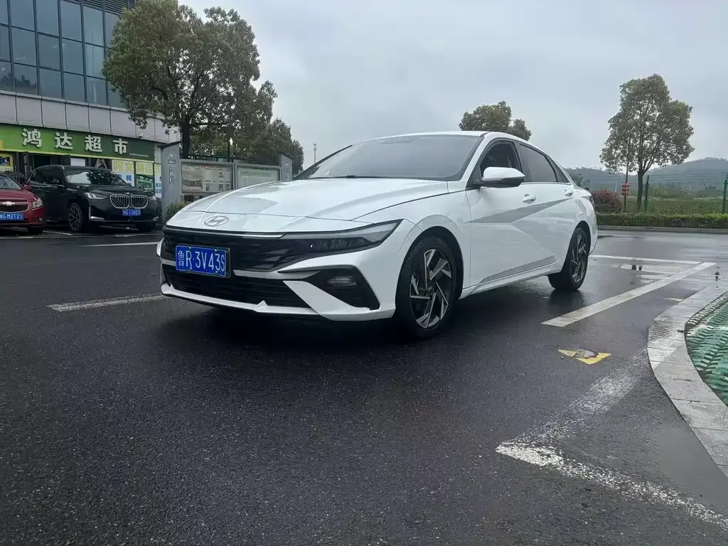 Hyundai Elantra — фото 1