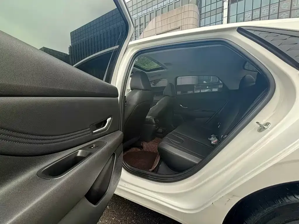 Hyundai Elantra — фото 2