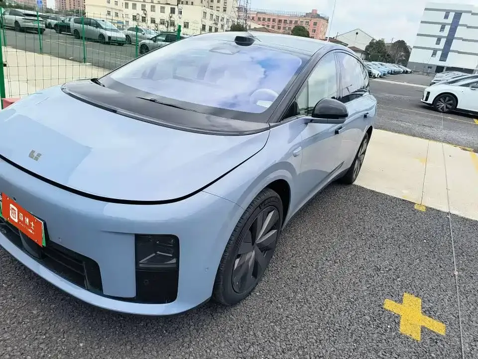 Li Auto i8 — фото 1