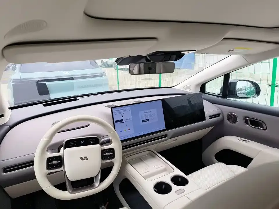 Li Auto i8 — фото 7