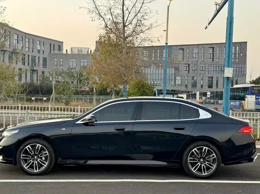 BMW 5 Series — фото 4